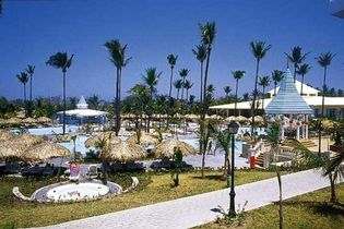 Hotel Riu Bachata Pool and deck